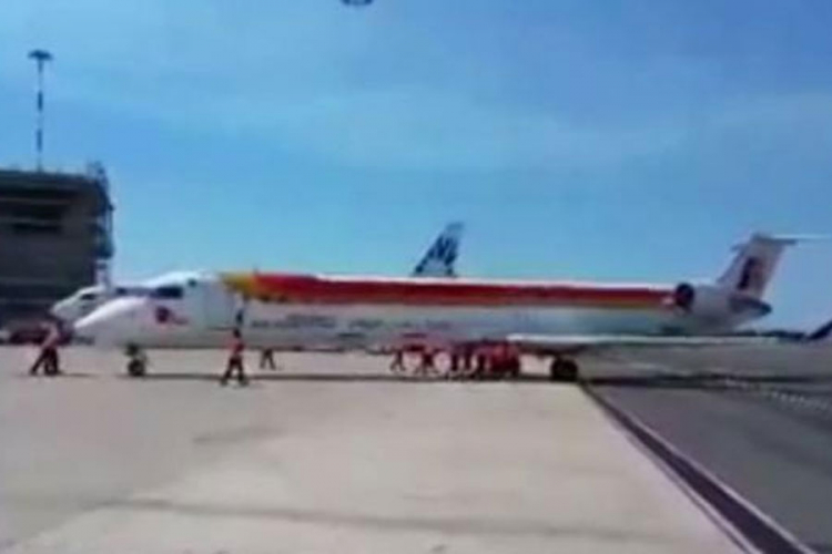 Radnici po pisti gurali avion težak 36 tona (VIDEO)