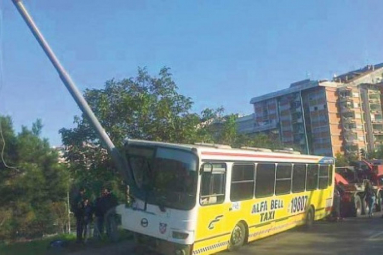Tragedija u Iranu, poginulo 15 osoba kada je autobus udario u banderu


