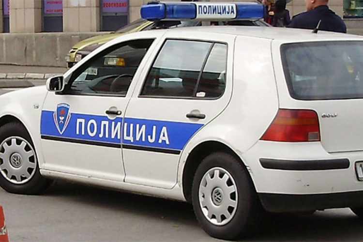 Stolicom oštetio izlog banke u centru Banjaluke