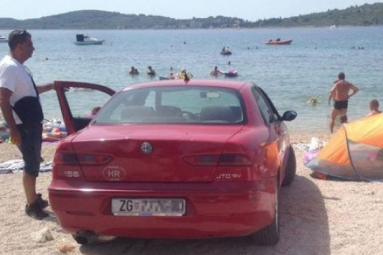 Bahatost u Šibeniku: Parkirao alfu na plažu i bućnuo se u more
