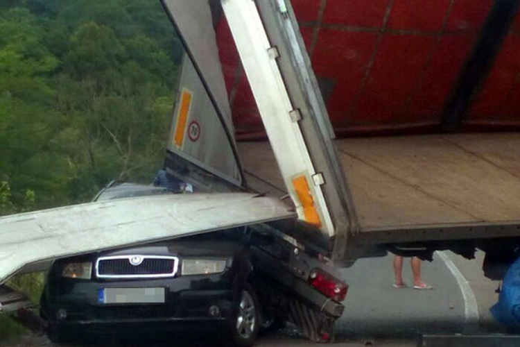 Kamion se prevrnuo na automobil