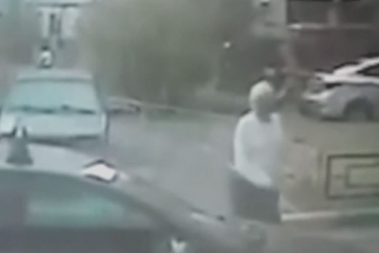 Kamera snimila monstruma na djelu: Namamio djevojčicu u stan i satima je silovao (VIDEO)