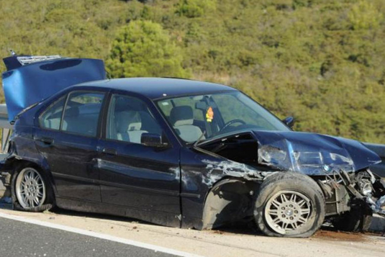 Šipovo: Troje povrijeđenih u slijetanju BMW-a

