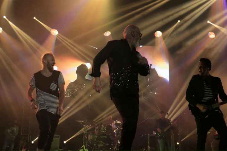 Prekinut koncert Dine Merlina: Srušio se krov bine, povrijeđen bubnjar