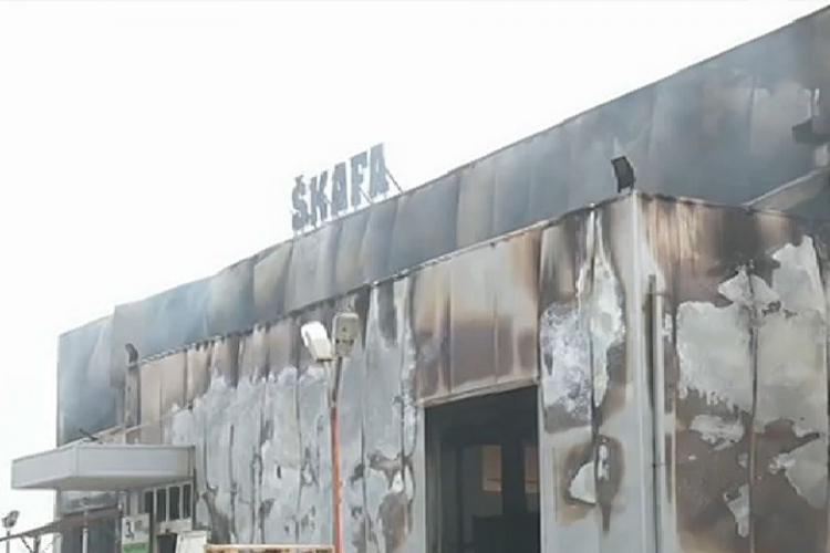 Izgorio sarajevski tržni centar "Škafa", vatrogasci još na terenu (VIDEO)