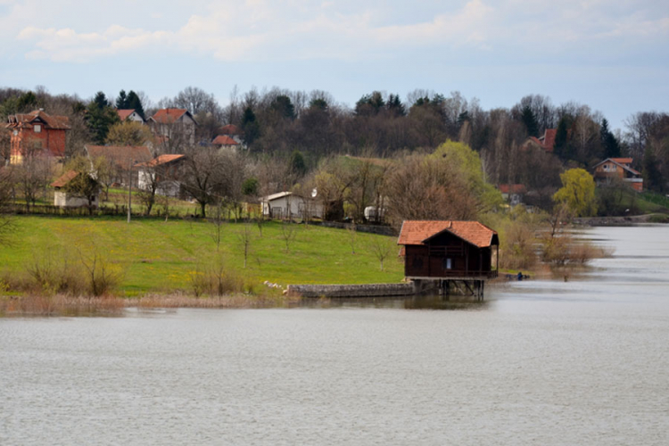 Tinejdžer se utopio u jezeru Modrac