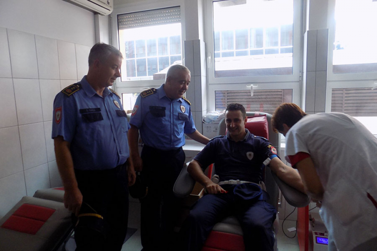 Humanost na djelu: Policajci širom Srpske daruju krv (FOTO)