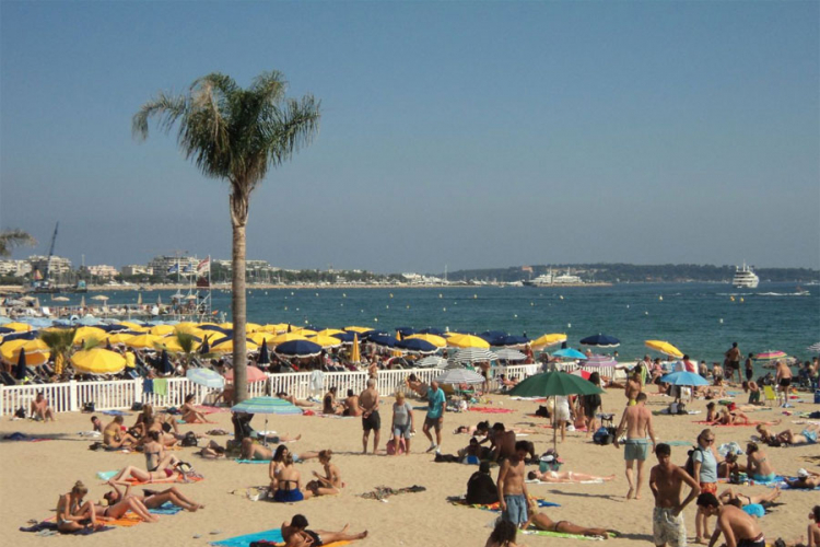 Kan: Zabranjeno nositi velike torbe na plažu