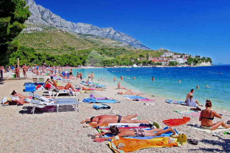 Rat na hrvatskim plažama: Mještani turistima zapalili peškire zbog “rezervacije” mjesta