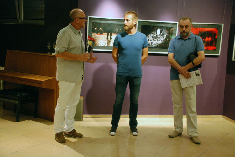U Prijedoru otvorena izložba fotografija Igora Motla "Teatar"