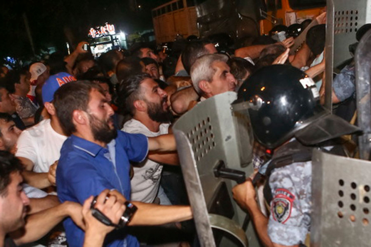 Jerevan: U sukobima policije i demonstranata povrijeđeno 60 osoba