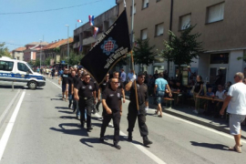 Kninom marširaju, pjevaju ustaške pjesme i viču “Za dom spremni” ...