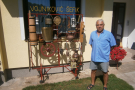 Sanjanin u zbirci starih predmeta ima i telefon star sedam decenija 
