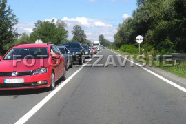 Na graničnom prelazu Gradiška kilometarske kolone, čekanje oko 2 sata