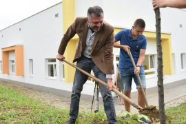 Simbolična poruka: Članovi SNSD-a uredili dvorište roditeljske kuće