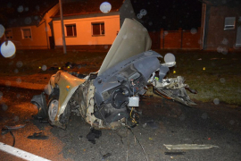 Strašna nesreća: Automobil prepolovljen, putnici prošli s povredama ...
