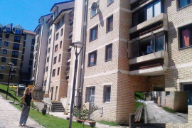 Foča: Fasada pala na mjesto gdje se igraju djeca (FOTO)