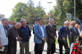 Položeni vijenci ispred spomenika Petru Kočiću u Beogradu (FOTO)