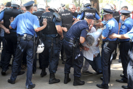 Policija suzavecem spriječila radnike da uđu u Skupštinu Crne Gore ...