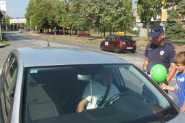 Učenici dobrim vozačima dijele zelene, a lošim crvene balone (FOTO)
