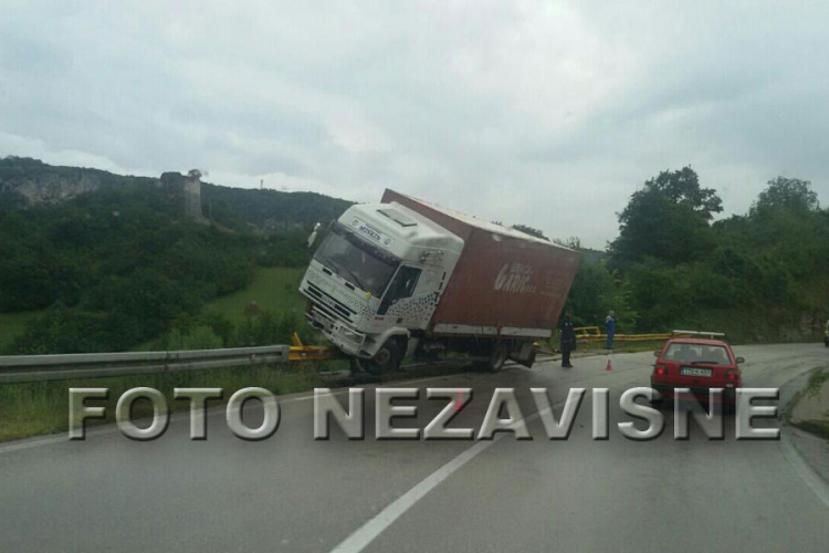 Nezgoda kod Banjaluke: Zaštitna ograda zaustavila kamion