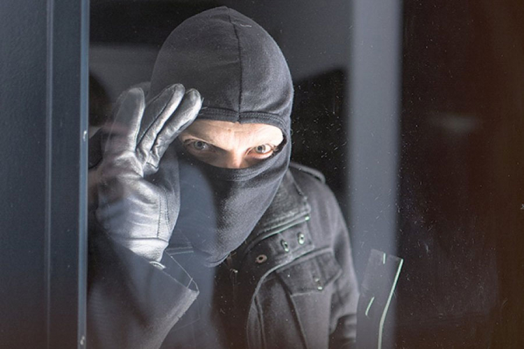 Sakrio pušku, mačetu i fantomku u kuću koju je pljačkao