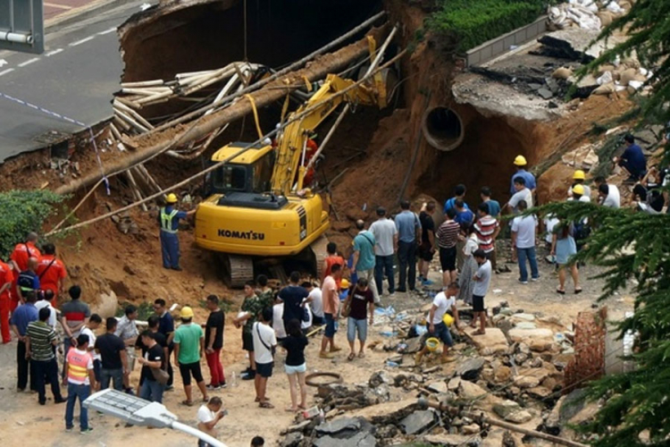 Kina: Otvorila se ogromna rupa na ulici, progutala prolaznike (VIDEO)
