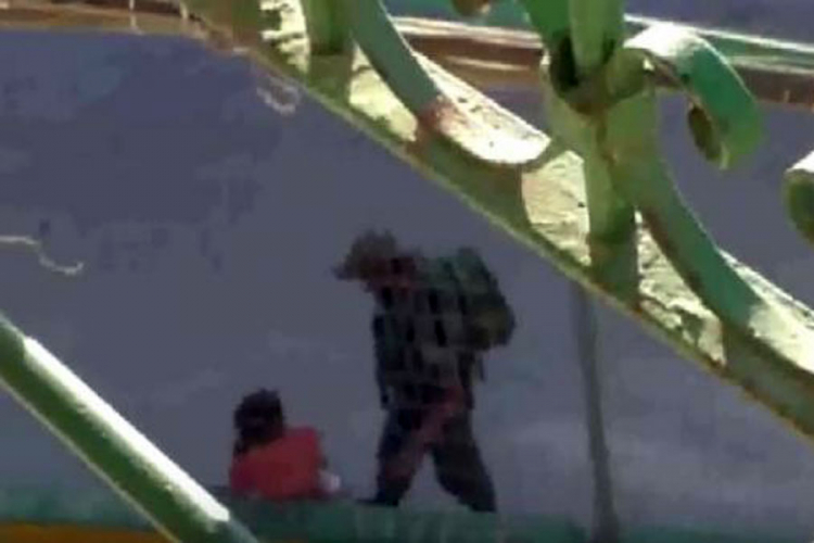 Policajac djevojčici oteo bicikl i bacio ga u žbunje (VIDEO)