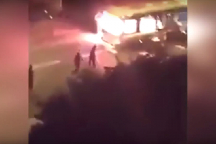Uz povike "Alahu ekber" zapalili autobus u Parizu (VIDEO)