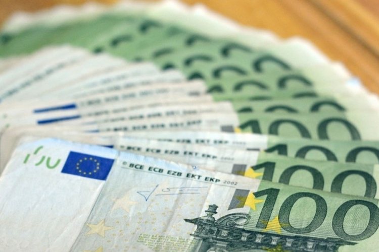 Iz kuće ukrali 3.000 evra i zlato
