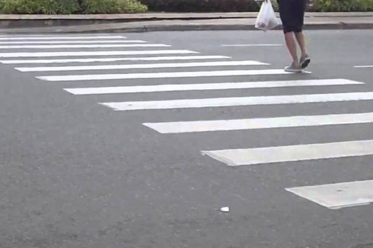 Pješaku zgazio stopalo na pješačkom prelazu u Tesliću
