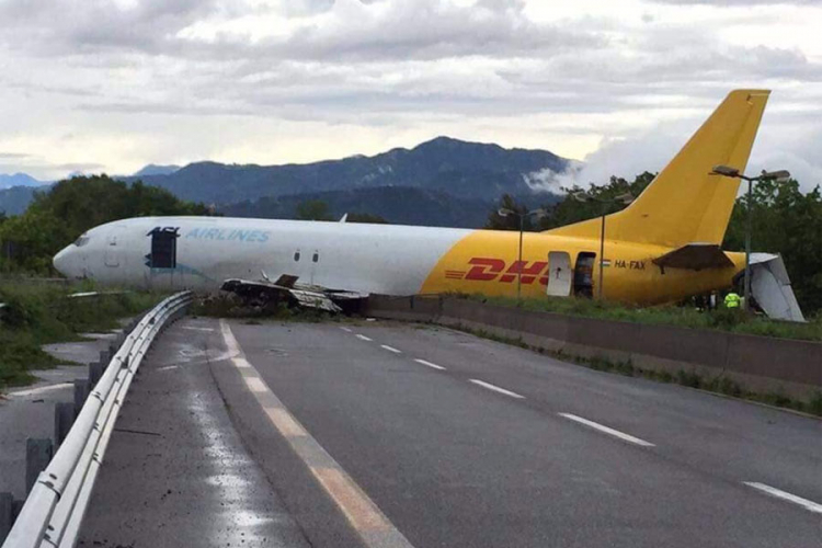 Avion probio ogradu na pisti i zaustavio se na auto-putu punom vozila (FOTO)