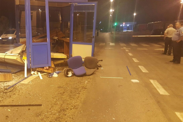 Pijani vozač pomeo carinsku kućicu na graničnom prelazu između BiH i Hrvatske (FOTO)