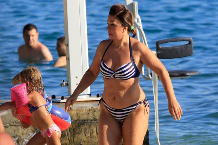Neda Ukraden plijeni pažnju na makarskoj plaži (FOTO)