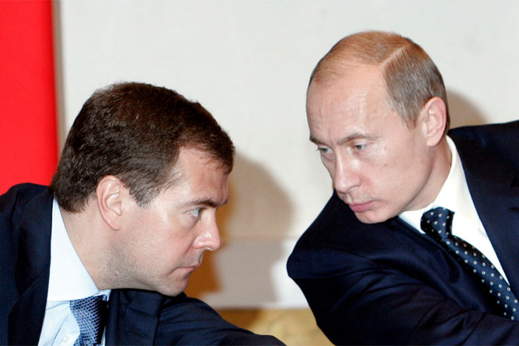Desetine hiljada Rusa traže od Putina da smijeni Medvedeva