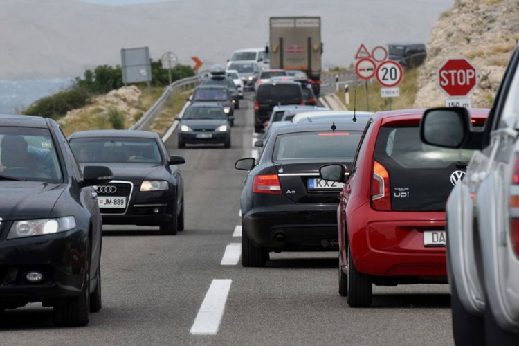 Zbog olujne bure zatvoren saobraćaj, kolone u Hrvatskoj preko dva kilometra