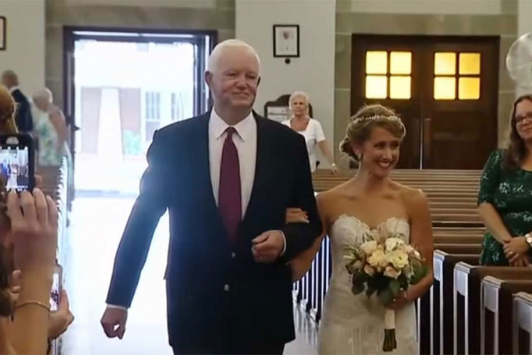 Do oltara ju je ispratio čovjek koji nosi srce njenog tate (VIDEO)