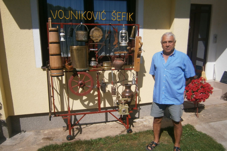 Sanjanin u zbirci starih predmeta ima i telefon star sedam decenija 
