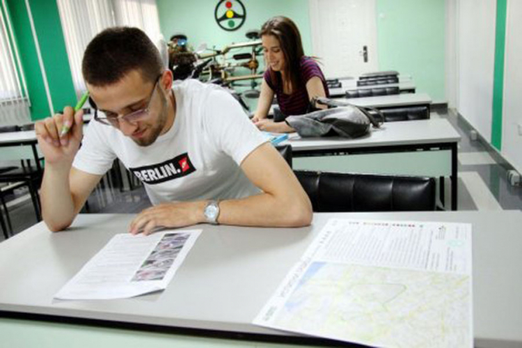 Na polaganje testova za vozački ispit čekaju po mjesec dana