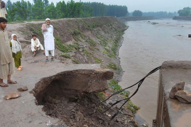 Pakistan: Djevojčica i roditelji se utopili zbog selfija