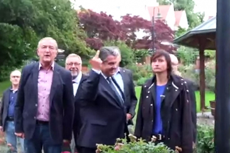 Njemački vicekancelar pokazao srednji prst desničarima (VIDEO)