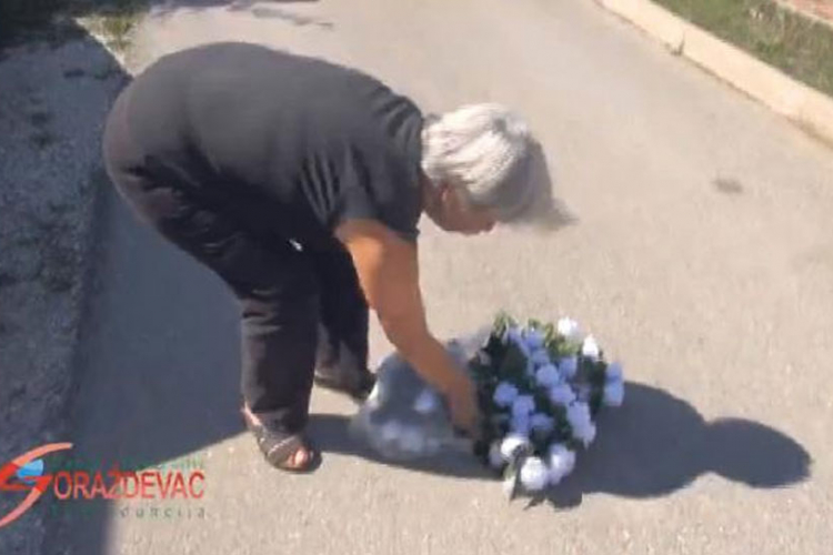 Majka ubijenog dječaka uklonila Tačijev vijenac sa spomenika u Goraždevcu