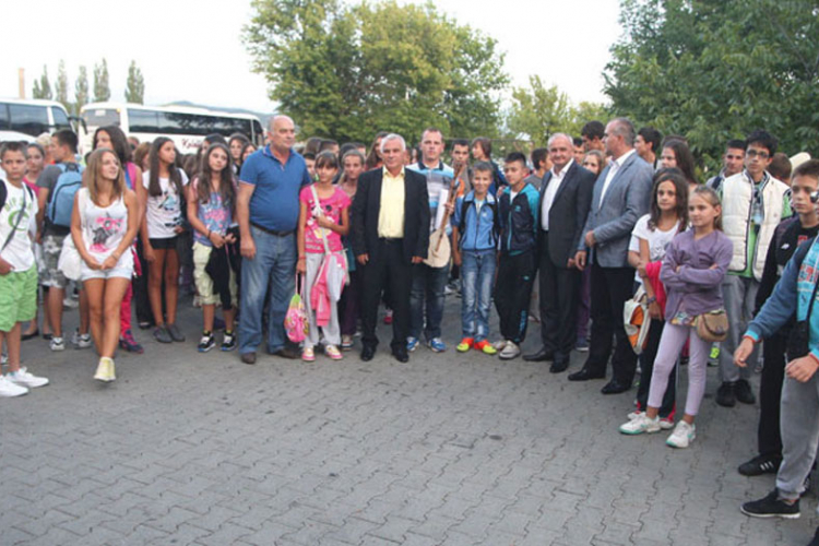 U Srpsku sutra dolazi 500 djece sa Kosova