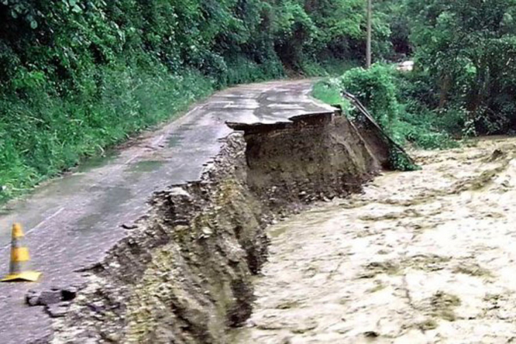 Bajina Bašta: Čamcima evakuisani putnici zarobljeni u klizištu