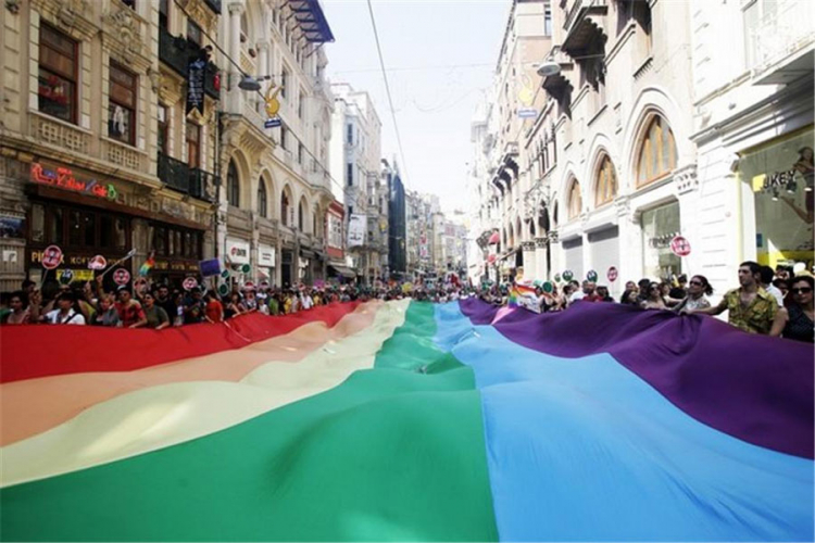 Protesti LGBT zajednice zbog ubistva Hande Kader