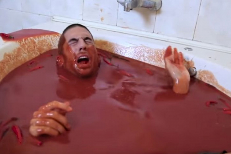 Šta se desi kad se okupate u ljutom sosu? (VIDEO)