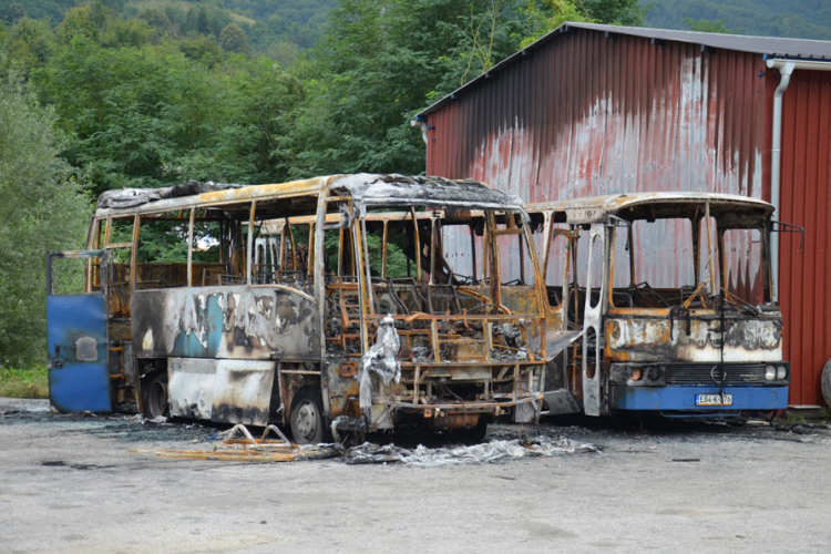 Srebrenica: Dva autobusa izgorjela od udara groma
