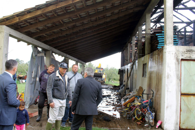 Bijeljina: Od udara groma izgorjele tri štale