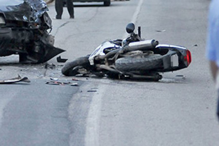 Teško povrijeđen motociklista