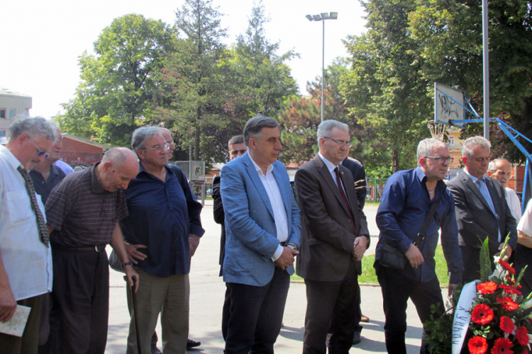 Položeni vijenci ispred spomenika Petru Kočiću u Beogradu (FOTO)